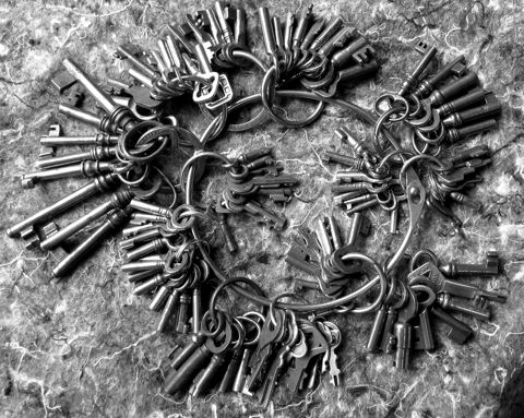 A large heap of old keys on rings